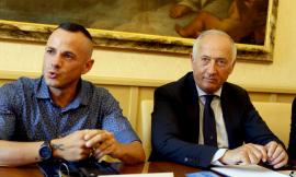 Civitanova, Alessandro Gattafoni sfida il mare in kayak per i malati di fibrosi cistica senza cura