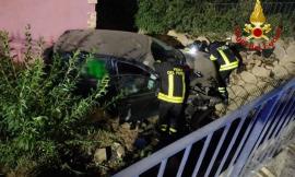 Auto sfonda la recinzione e finisce nel cortile di una casa: un ferito Auto sfonda la recinzione e finisce nel cortile di una casa: un ferito