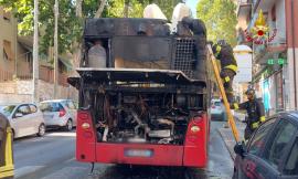 Bus prende fuoco ad Ancona, evacuati i passeggeri
