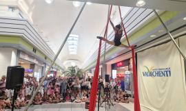 Magia, risate e acrobazie: il Valdichienti Buskers Festival trasforma il centro commerciale in un palcoscenico