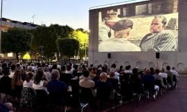 Civitanova, titoli di coda per il cinema all’aperto 2025 con con Prendi il volo e La gatta sul tetto che scotta