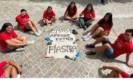 Giovani volontari in azione a Fiastra: sistemata la piazza grazie al progetto di cittadinanza attiva