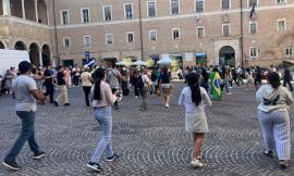 Giovani pellegrini da Rio a Macerata: un cerchio danzante di fede e speranza in Piazza della Libertà Giovani pellegrini da Rio a Macerata: un cerchio danzante di fede e speranza in Piazza della Libertà