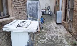 Macerata, elettrodomestici e rifiuti abbandonati nel centro storico: scatta la denuncia
