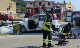Tragico scontro tra auto e furgone: muore una donna
