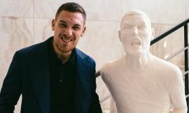 Una statua per Alessandro Gabrielloni, l'attaccante marchigiano omaggiato dal Como: "Leggenda eterna"