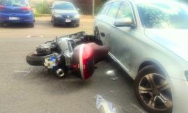 Macerata, scontro tra auto e scooter in via Roma: 60enne in codice rosso all'ospedale (FOTO)