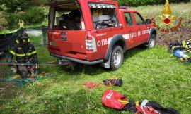 Uomo cade in una scarpata per 30 metri: un vigile del fuoco si cala nel dirupo per il recupero (FOTO)