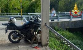 Vola nel fossato dopo l'incidente: motociclista soccorso in eliambulanza