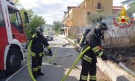 Potenza Picena, auto prende fuoco dopo l'incidente: in fiamme anche la vegetazione a bordo strada