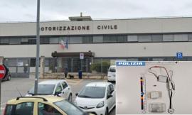 Macerata, truccava l’esame della patente con smartphone e apparecchi elettronici: denunciata