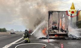 Autostrada A14, semirimorchio carico di pannolini prende fuoco