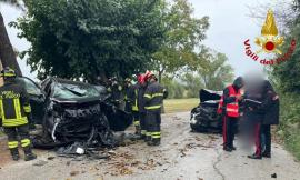 Recanati, scontro frontale tra due auto: quattro feriti, tra cui due bambini di 8 e 13 anni