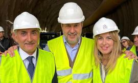 Salvini col caschetto in testa in visita al cantiere ferroviario di Genga: "Mai così tanti dai tempi di Pio IX"