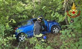 Auto finisce fuori strada e vola in una scarpata: il conducente estratto dai vigili del fuoco