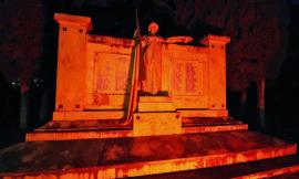 Giornata contro le armi nucleari: Il monumento ai caduti di Pieve Torina si illumina di rosso