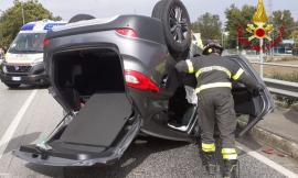 Scontro tra due auto, una si ribalta: due feriti trasferiti in ospedale (FOTO)