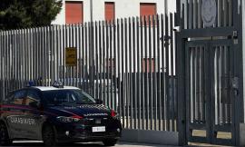 Scatta foto in cabina elettorale e la pubblica online: denunciato 55enne a Porto Recanati