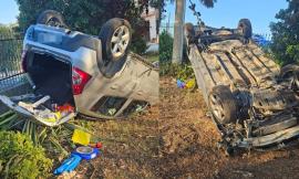 Incidente a Montecassiano, auto abbatte recinzione e si ribalta in un campo: donna trasportata all'ospedale