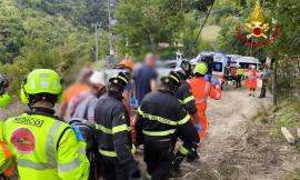Cade da 15 metri durante  il montaggio reti di protezione: soccorso operaio