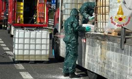 Civitanova, camion perde sostanza chimica sull’A14: traffico rallentato