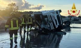 Autocisterna carica di mosto d'uva si ribalta sull’A14: ferito il conducente e traffico in tilt