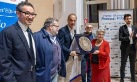 Maurizio Compagnoni, la voce delle emozioni: il telecronista Sky riceve il Premio “Valentini” a Porto S. Elpidio Maurizio Compagnoni, la voce delle emozioni: il telecronista Sky riceve il Premio “Valentini” a Porto S. Elpidio