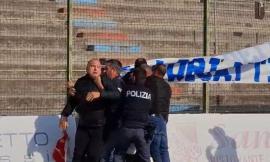 Civitanovese, Profili furioso al Polisportivo: insulti, spintoni e lo striscione strappato ai tifosi (VIDEO)