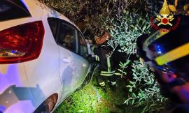 Recanati, auto sfonda la ringhiera e finisce nella scarpata all'alba: soccorse due ragazze