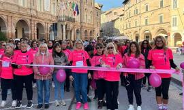 San Severino, un’invasione rosa per la ricerca contro i tumori femminili: 200 persone per la seconda Pink Parade