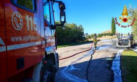 Recanati, allarme auto in fiamme: strada chiusa, intervengono i vigili del fuoco