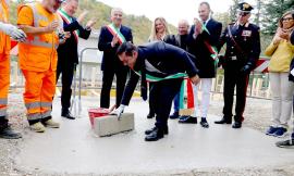 Pieve Torina, la prima pietra del nuovo municipio la mette Gentilucci: "Costruiamo sulle radici del nostro passato la casa di tutti" (FOTO e VIDEO)