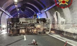 A14, autobotte si ribalta all'interno della galleria: ferito il conducente e traffico bloccato