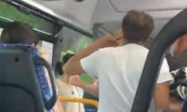 Due uomini senza biglietto molestano studenti sul bus: autista riesce a farli scendere dopo accesa discussione (VIDEO)
