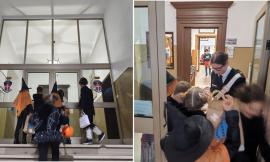 Macerata, "Dolcetto o scherzetto?": i bambini bussano anche alla porta del Comando dei carabinieri