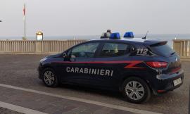 Porto Recanati, kitesurfer in balia delle onde: carabinieri si tuffano in mare e lo salvano