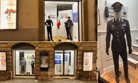 Una vetrina torna in luce grazie alle divise storiche dei carabinieri: Macerata celebra il 4 novembre