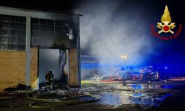 Treia, incendio nella notte: capannone di rifiuti elettronici in fiamme, ingenti i danni (FOTO)
