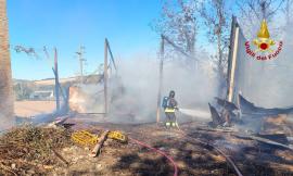 Corridonia, rimessa agricola in fiamme: sul posto vigili del fuoco e carabinieri forestali