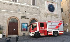 Macerata, incendio agli Antichi Forni: chiusi il Teatro Lauro Rossi e la Torre Civica (FOTO)