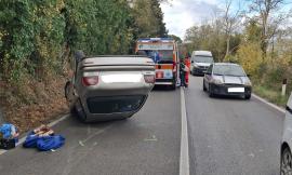 Macerata, perde il controllo dell'auto e si ribalta: due feriti al pronto Soccorso