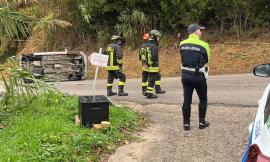 Macerata, auto si ribalta e resta in bilico su una fiancata: soccorso 52enne