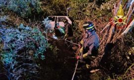 Perde il controllo dell'auto e finisce in un dirupo: conducente trasportato all'ospedale