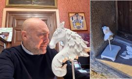 Statuetta con testa di cavallo mozzata per il sindaco Paolorossi, aquila impalata ai Giovani Democratici