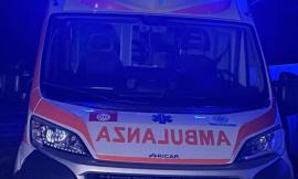 Tolentino, urtato da un'auto mentre cammina a bordo carreggiata: uomo in ospedale