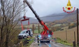 Finisce con l'auto in un fosso pieno d'acqua: conducente salvato dai vigili del fuoco (FOTO)