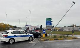 Macerata, perde il controllo dell'auto e finisce contro un palo della luce: donna al pronto soccorso (FOTO)