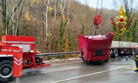 Tir fuori controllo sulla Salaria: strada bloccata e traffico in tilt