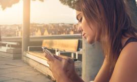 Disconnessi per sopravvivere: perché la Gen Z sta scappando (finalmente) dall'iperconnessione