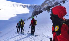 Neve e ghiaccio sui Sibillini, il Soccorso Alpino avverte: "Massima prudenza in montagna"